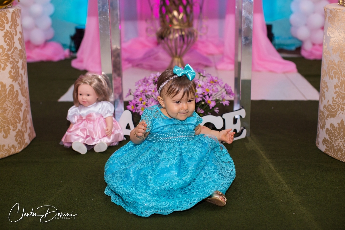 BEBÊ SENTADA NA DECORAÇÃO DE CAVALOS 