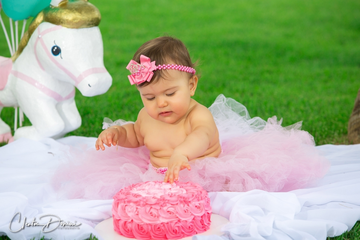 BEBÊ COM BOLO NA GRAMA 
