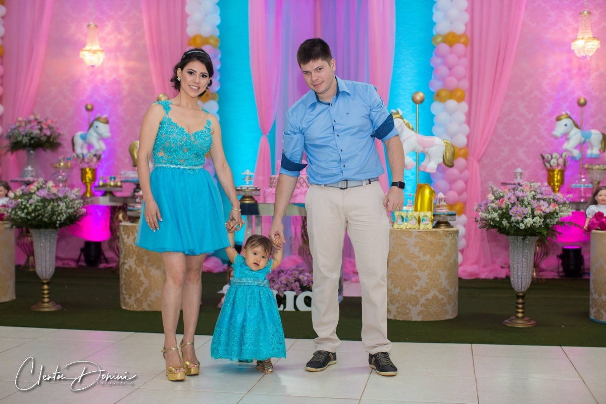 FAMÍLIA NA DECORAÇÃO DE CAVALOS NA FESTA DE UM ANINHO