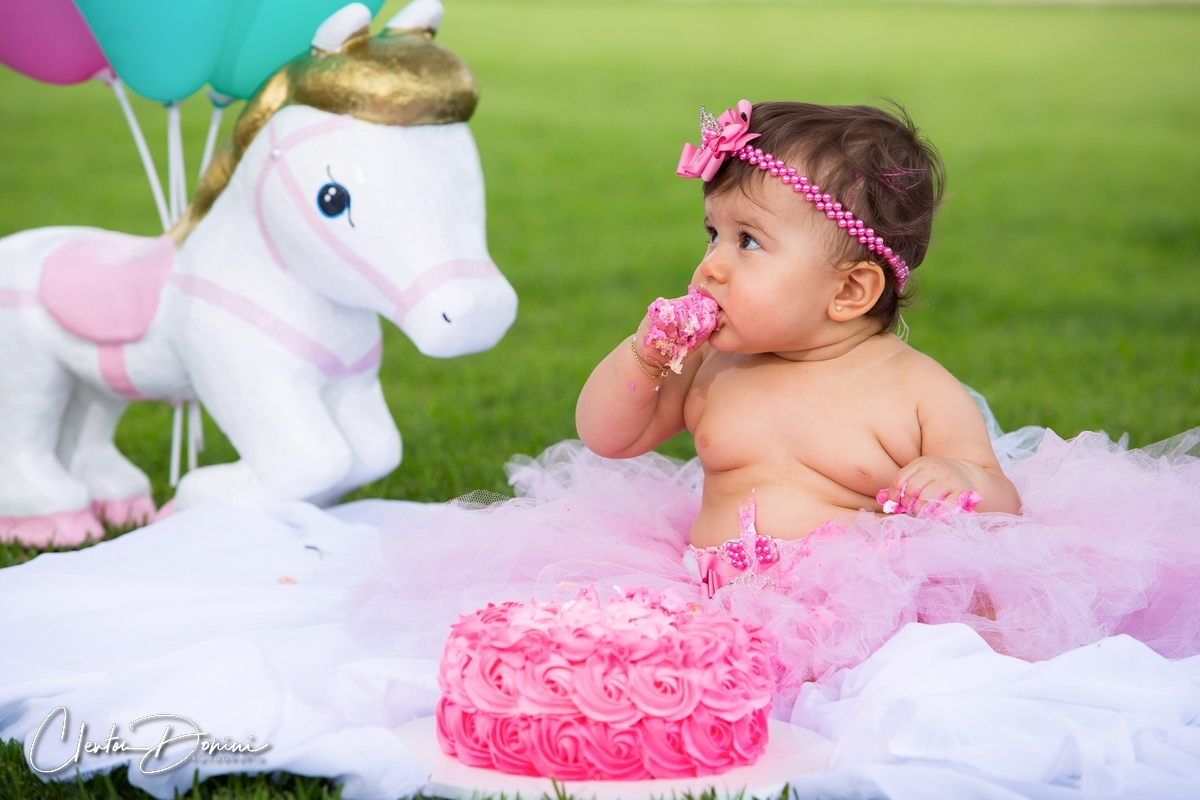 BEBÊ COMENDO  BOLO NA GRAMA 