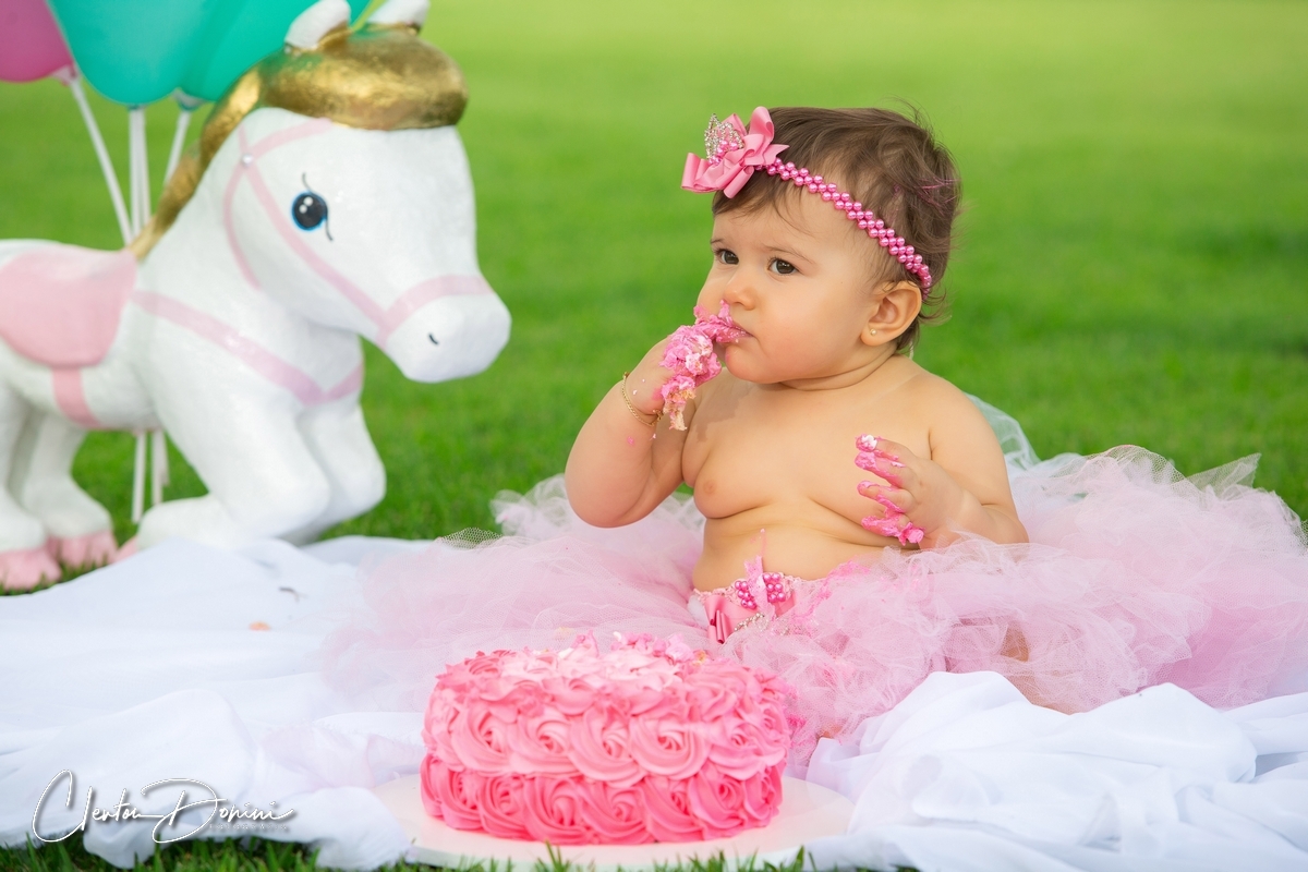 BEBÊ COMENDO  BOLO NA GRAMA 