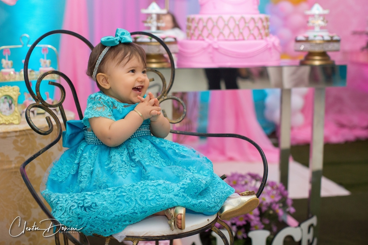 BEBÊ SENTADA NA CADEIRA