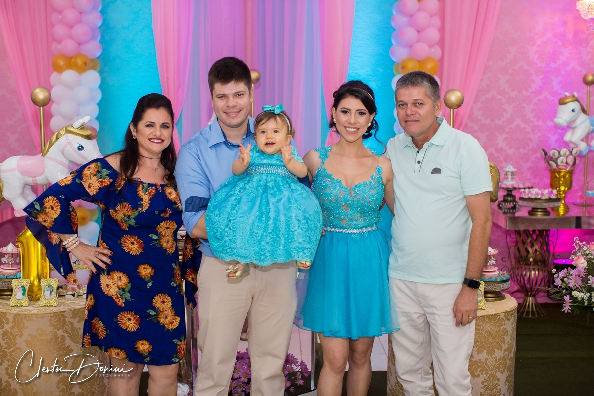 FAMÍLIA E AMIGOS NA DECORAÇÃO DE CAVALOS NA FESTA DE UM ANINHO