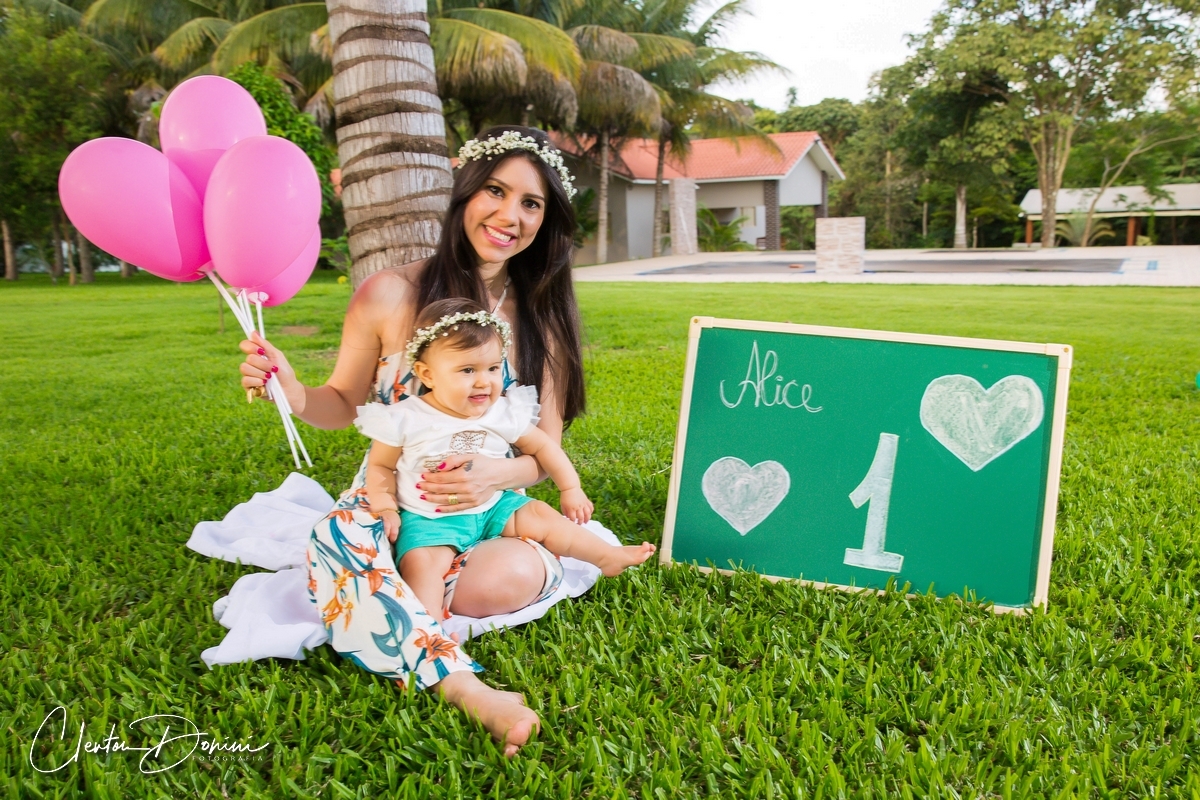 MAMÃE E BEBÊ NA GRAMA  