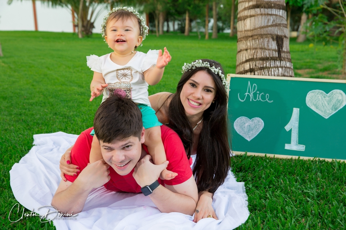 FAMÍLIA DEITADOS NA GRAMA 