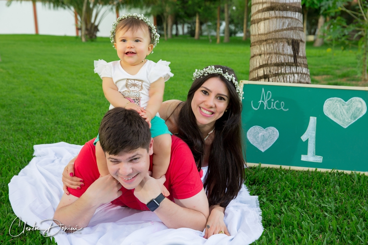 FAMÍLIA DEITADOS NA GRAMA 