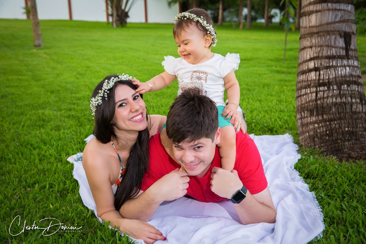 FAMÍLIA DEITADOS NA GRAMA 
