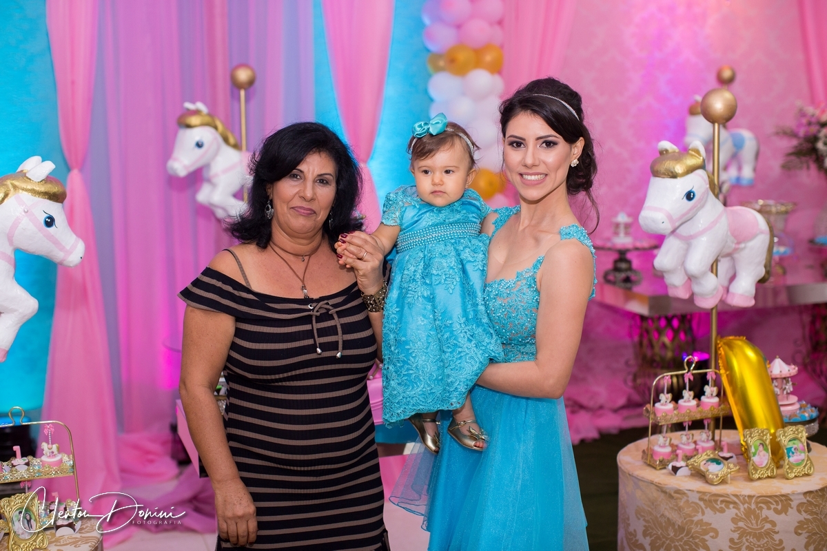 FAMÍLIA EM FRENTE DECORAÇÃO DE CAVALOS 