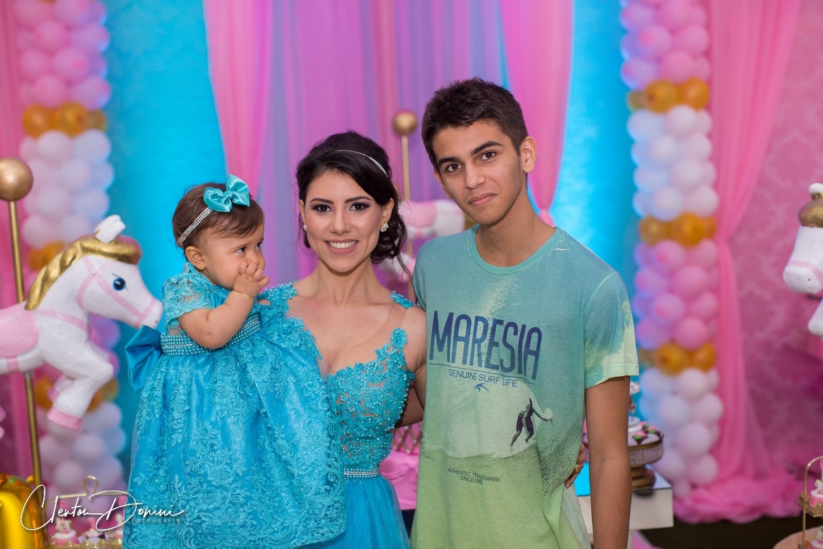 FAMÍLIA E AMIGOS NA DECORAÇÃO DE CAVALOS NA FESTA DE UM ANINHO