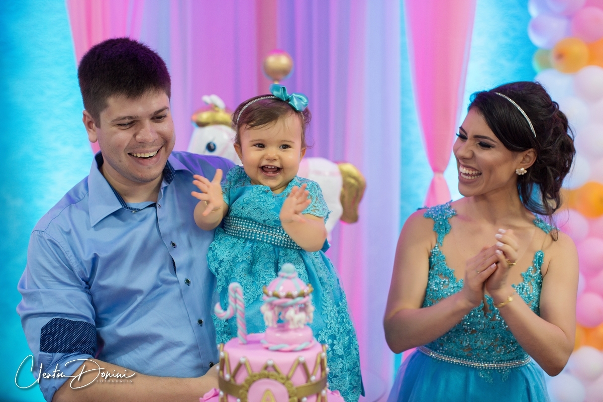PAPAI E MAMÃE CANTANDO PARABÉNS NA FESTA DE UM ANINHO