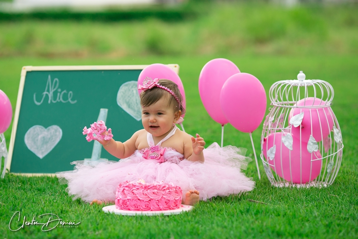 BEBÊ COM BOLO NA GRAMA 