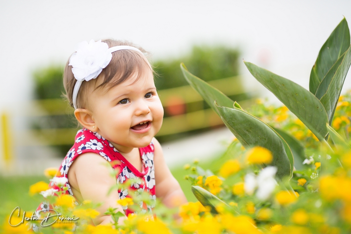 BEBÊ NAS FLORES 