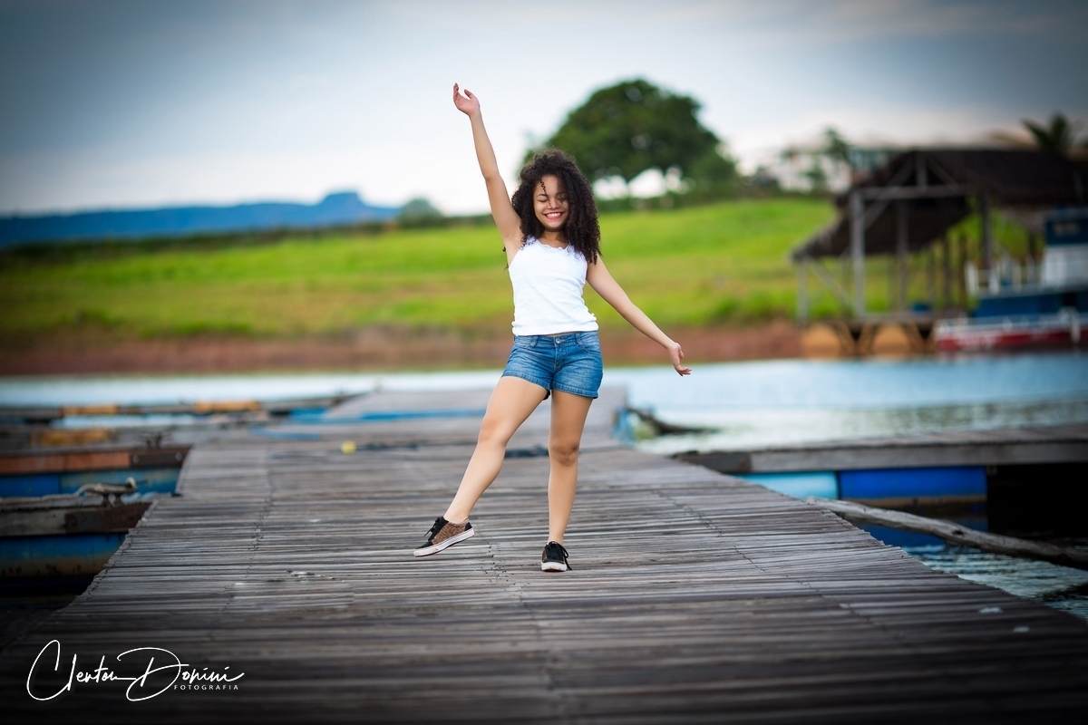 MENINA NO TABUA AO LADO DO RIO