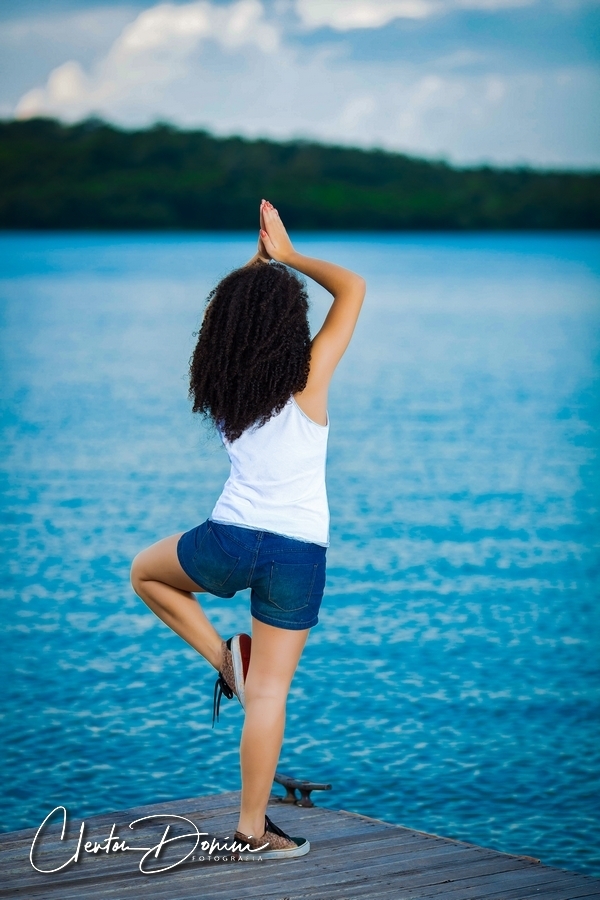 MENINA FAZENDO YOGA NO RIO