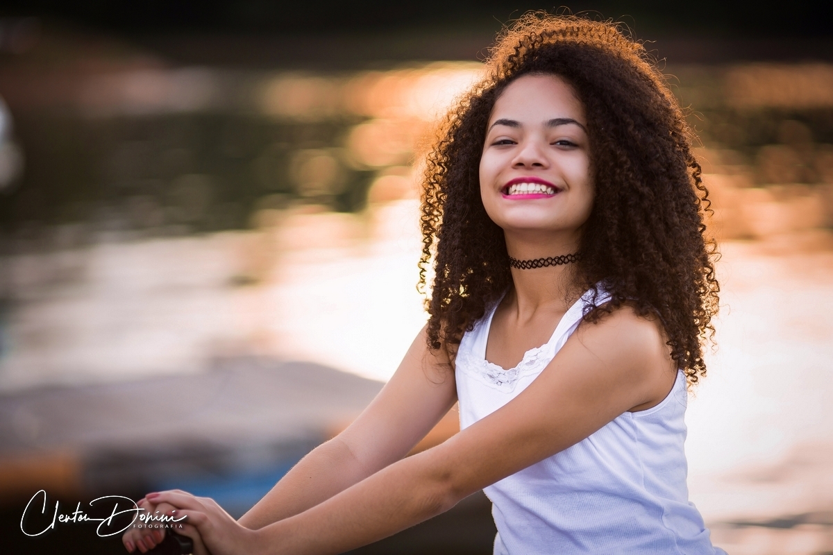 MENINA SENTADA DO LADO  RIO