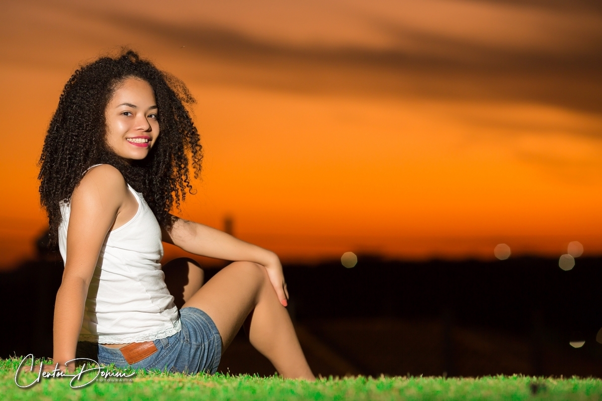 MENINA SENTADA GRAMA VENDO POR DO SOL