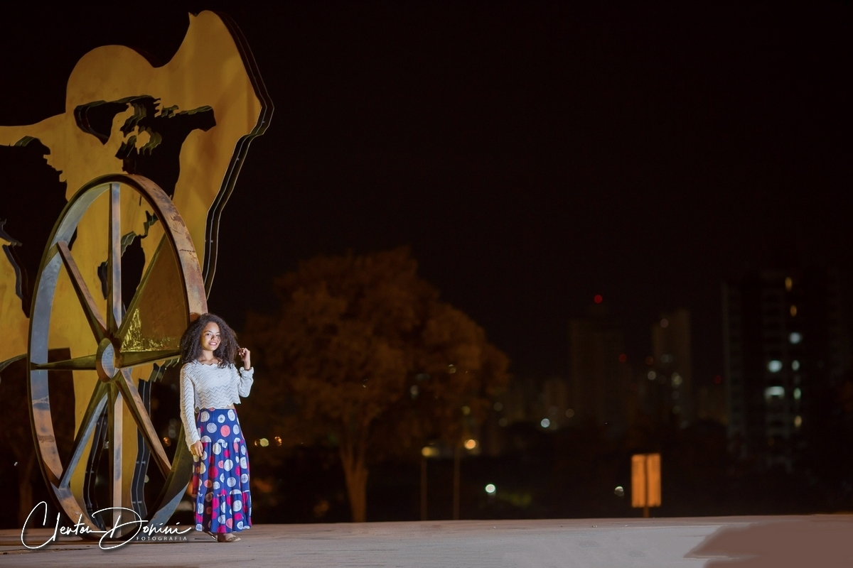 MENINA NA FRENTE DE  UMA RODA