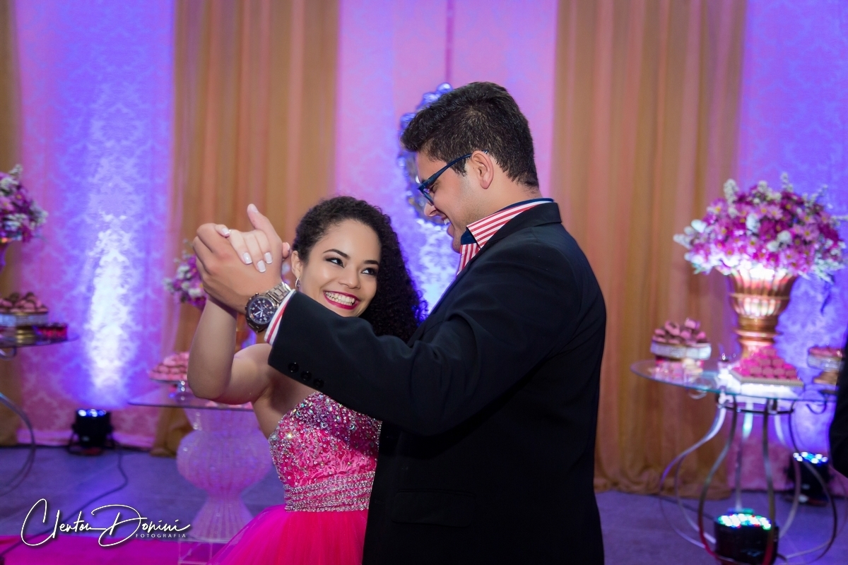 MENINA DANÇANDO FALSA NA FESTA DE 15 ANOS 