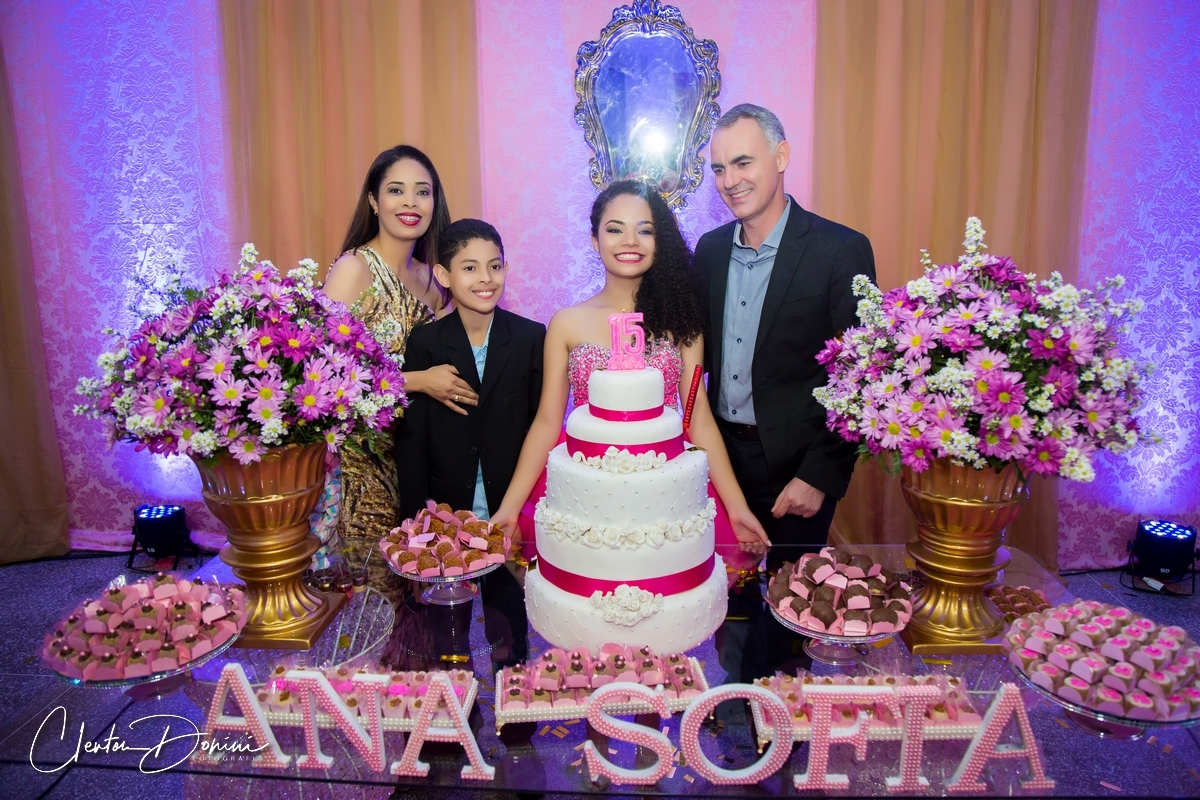 FAMÍLIA  ATRAS DA DECORAÇÃO NA FESTA DE 15 ANOS 