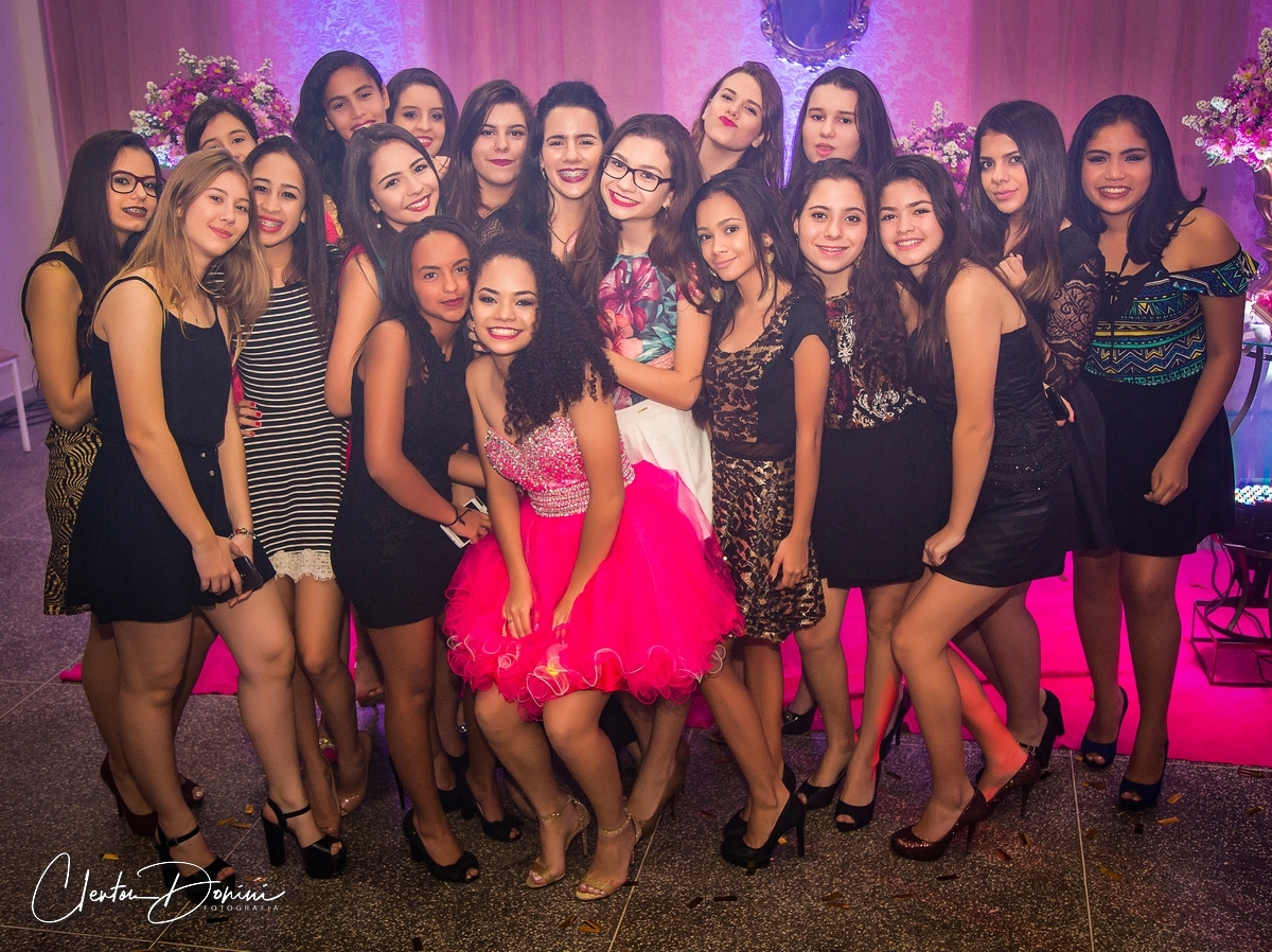 AMIGOS REUNIDOS NA FESTA DE 15 ANOS 