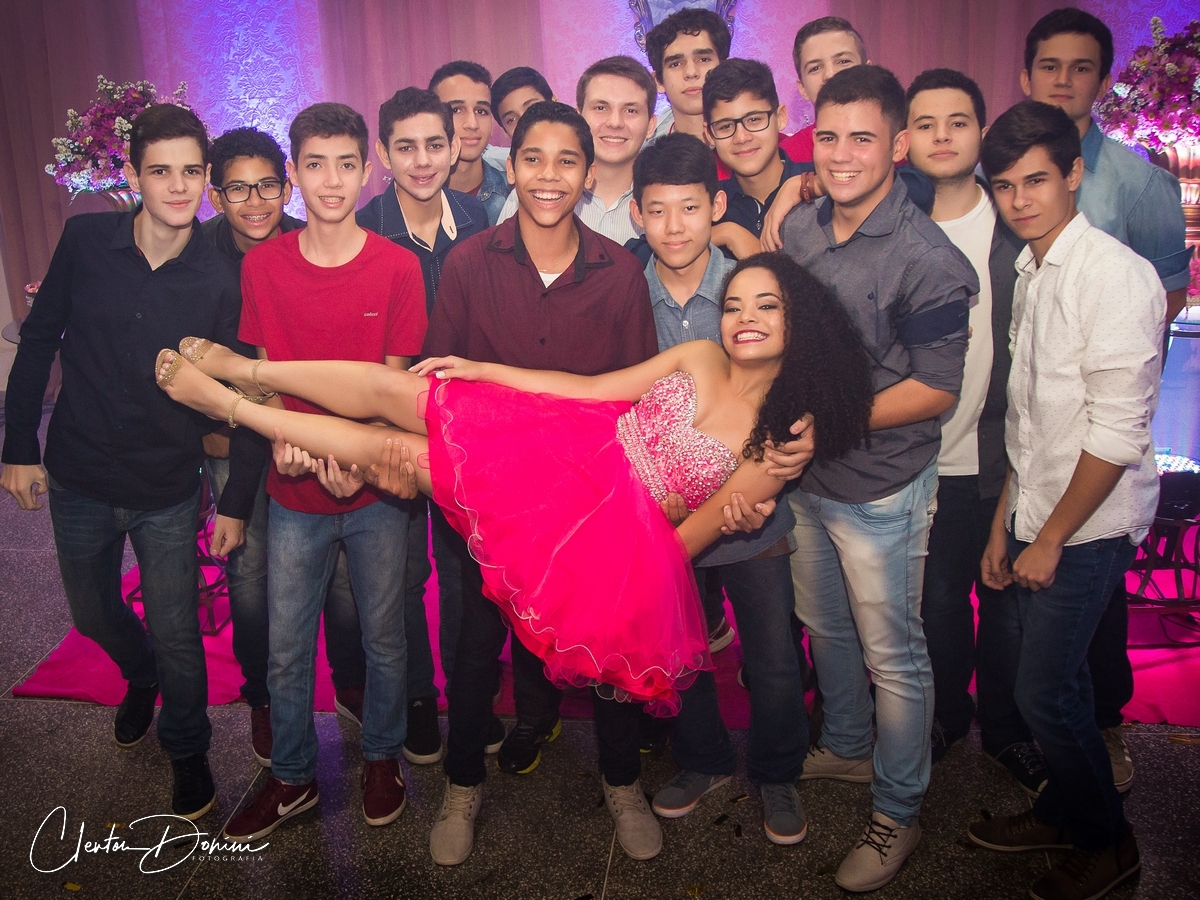 MENINOS SEGURANDO A ANIVERSARIANTE NA FESTA DE 15 ANOS 