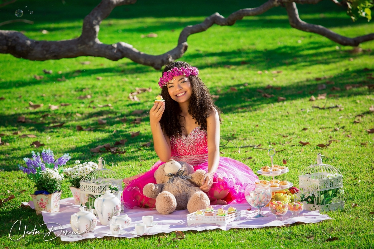 MENINA SENTADA NA GRAMA 
