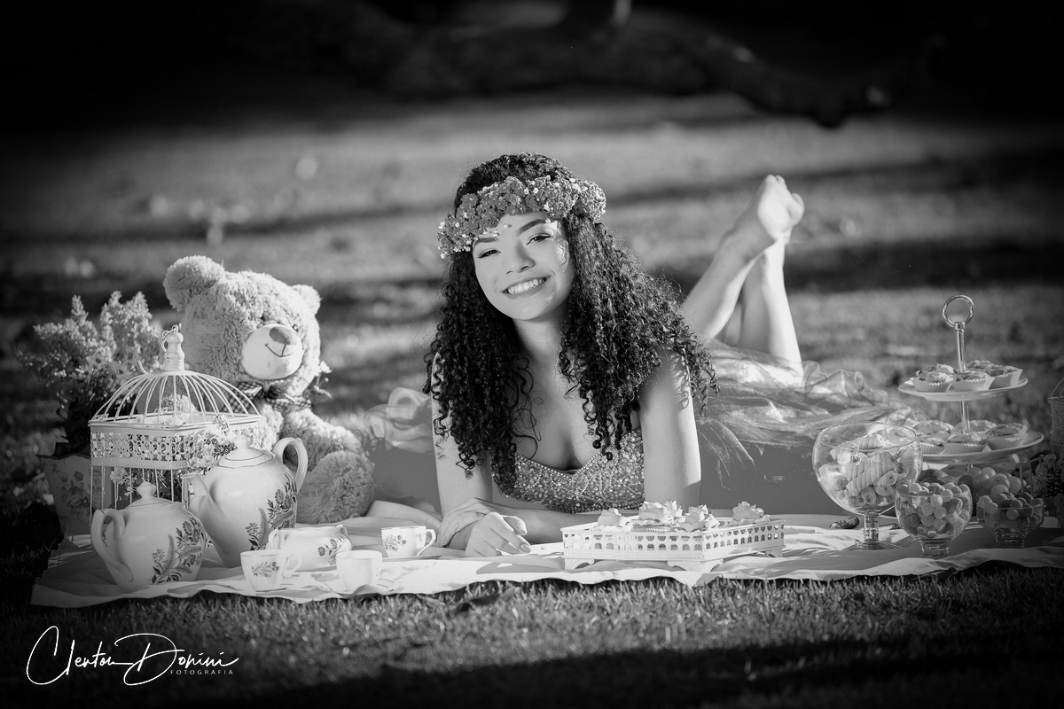 MENINA DEITADA NA GRAMA 