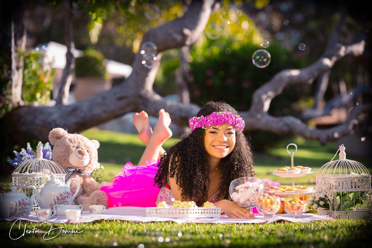 MENINA DEITADA NA GRAMA 