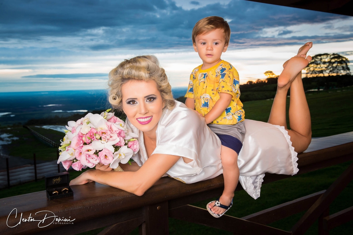 Donini fotoggrafando o buquê da noiva em Chapada dos Guimarães MT e seu filho