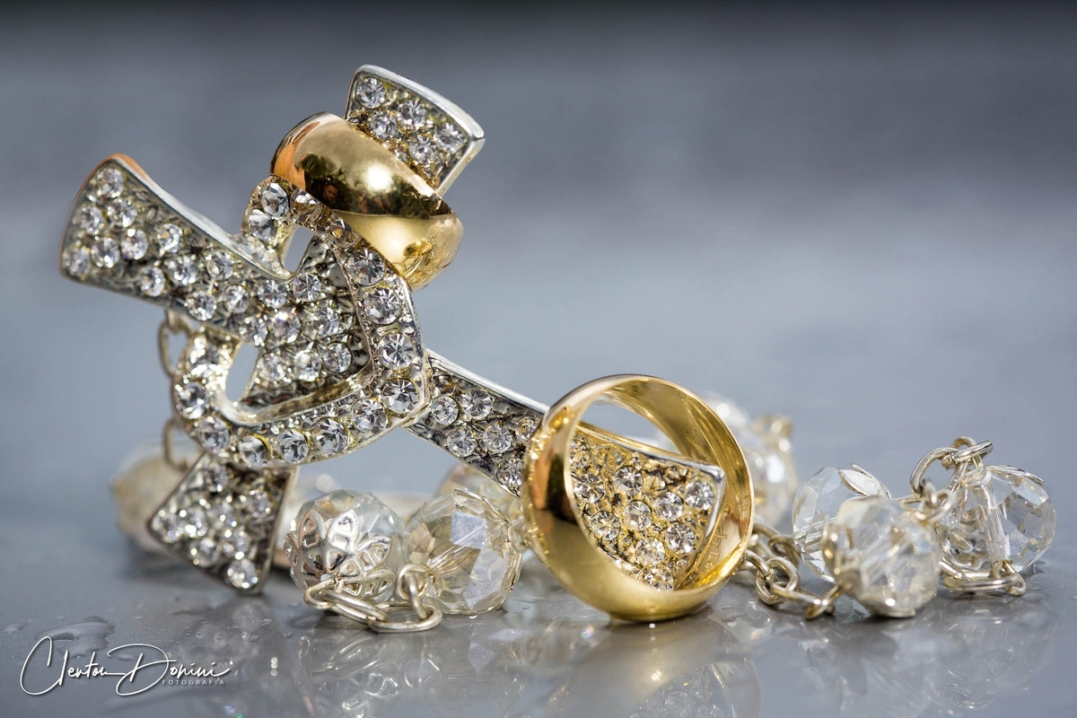 alianças e crussifixo