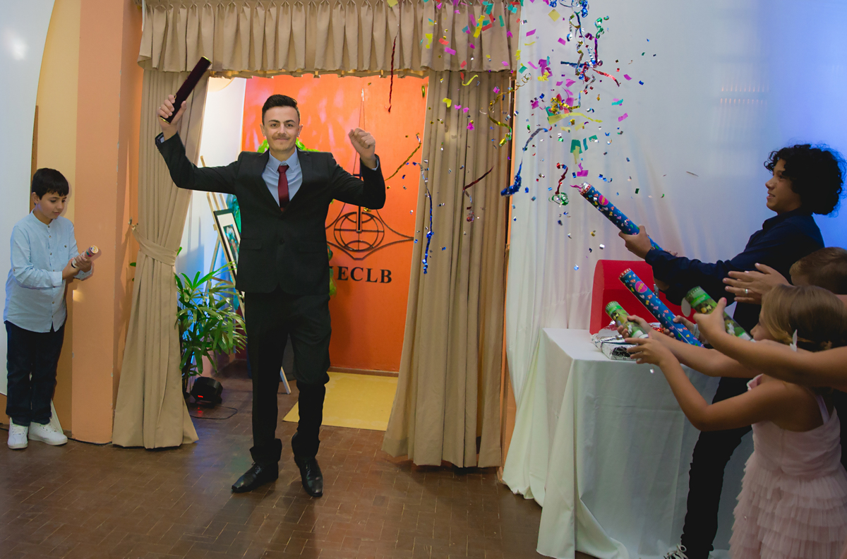 Arnaldo entrando na sua festa de formatura.