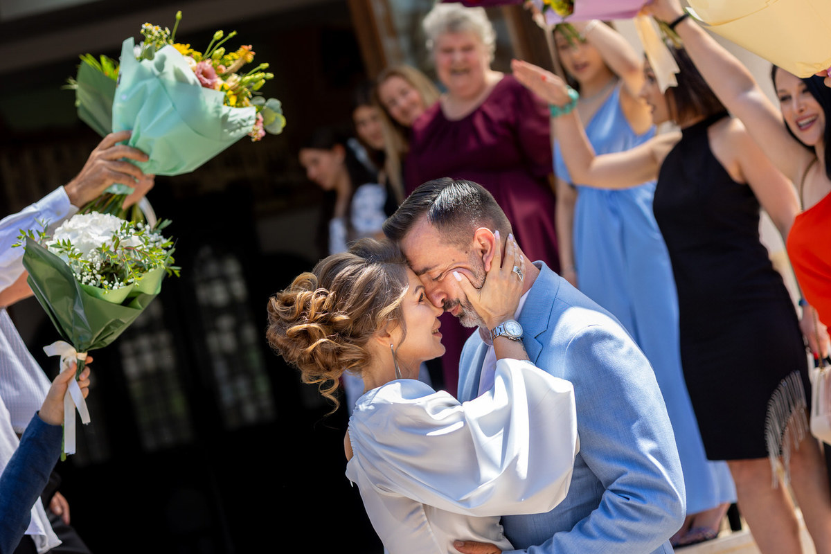 La salida de la boda civil