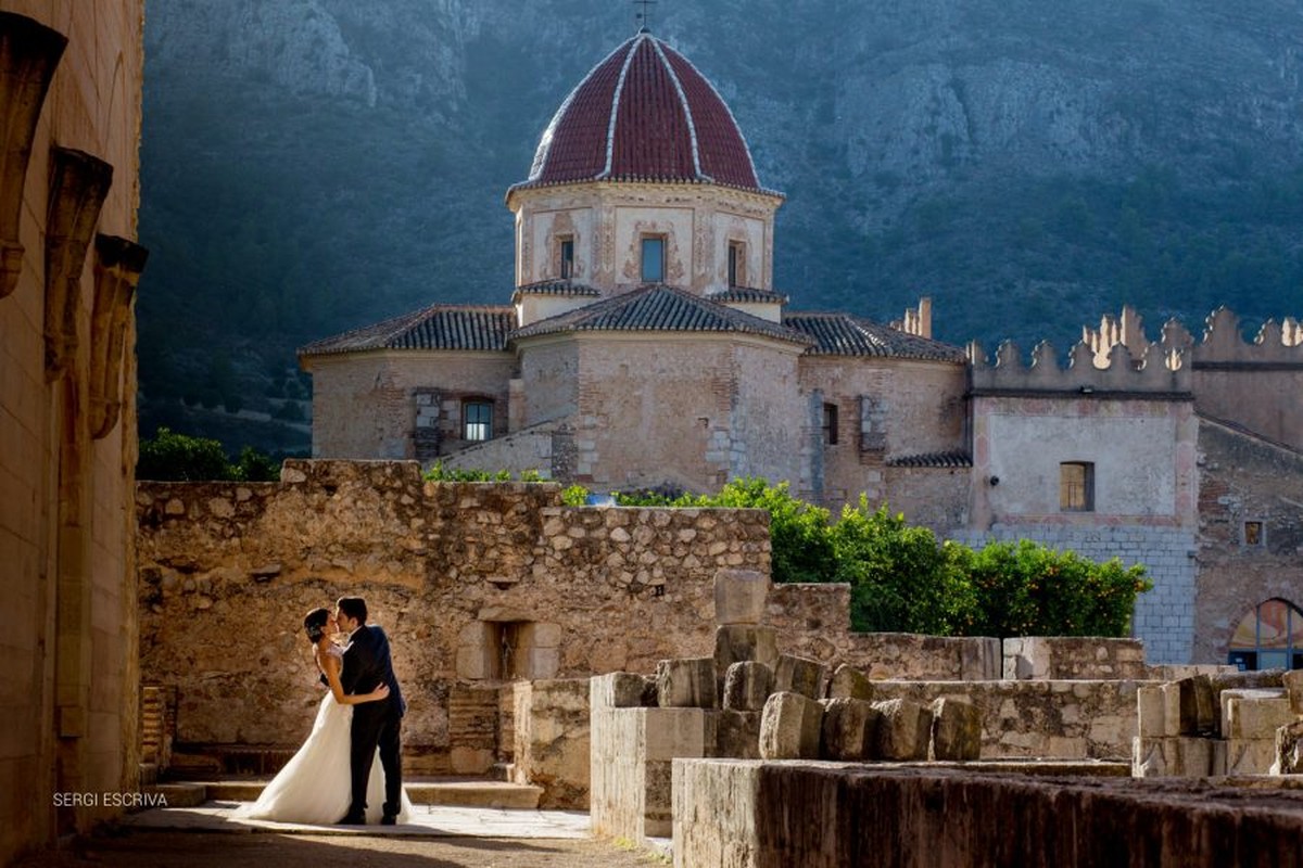 Postboda en Simat. Fotos de Boda en exteriores. Monasterio de Simat