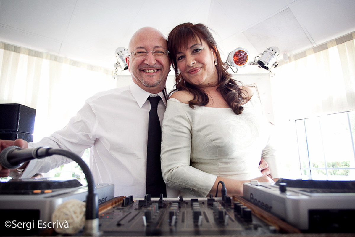 La pareja animando la fiesta