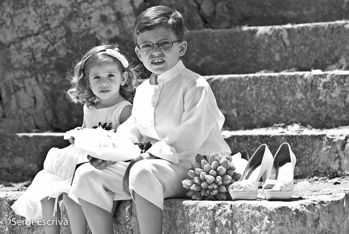 Los niños esperando a que la novia baje por las escaleras