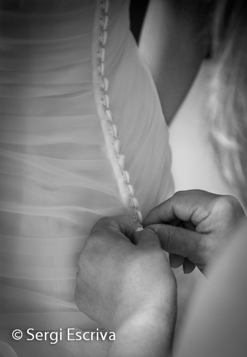 Vistiendo a la novia