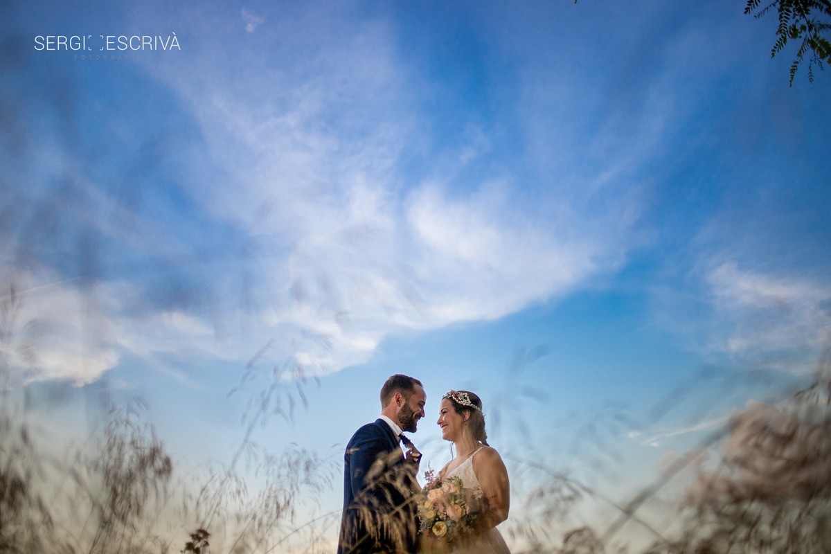 Retrato de novios en el campo