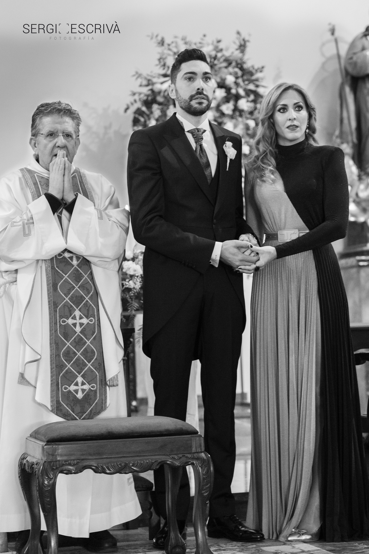 El novio en el altar esperando a la novia
