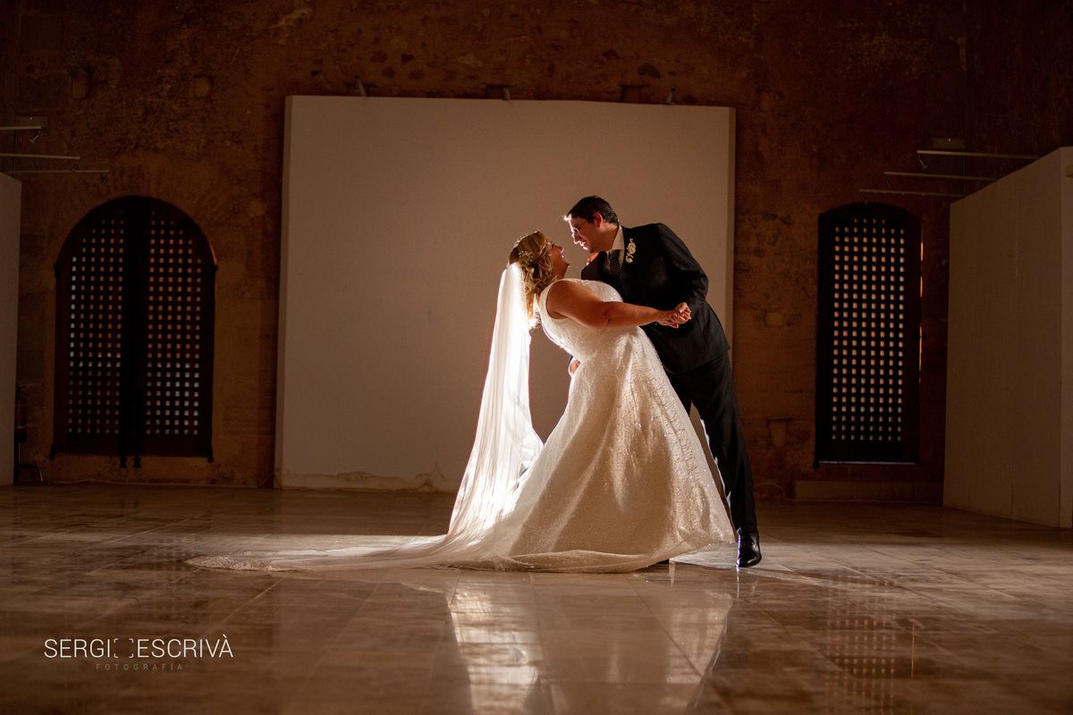 Un beso en las fotos de Post Boda en el Monasterio de Simat. Fotografías de Boda. Vestido Denovia
