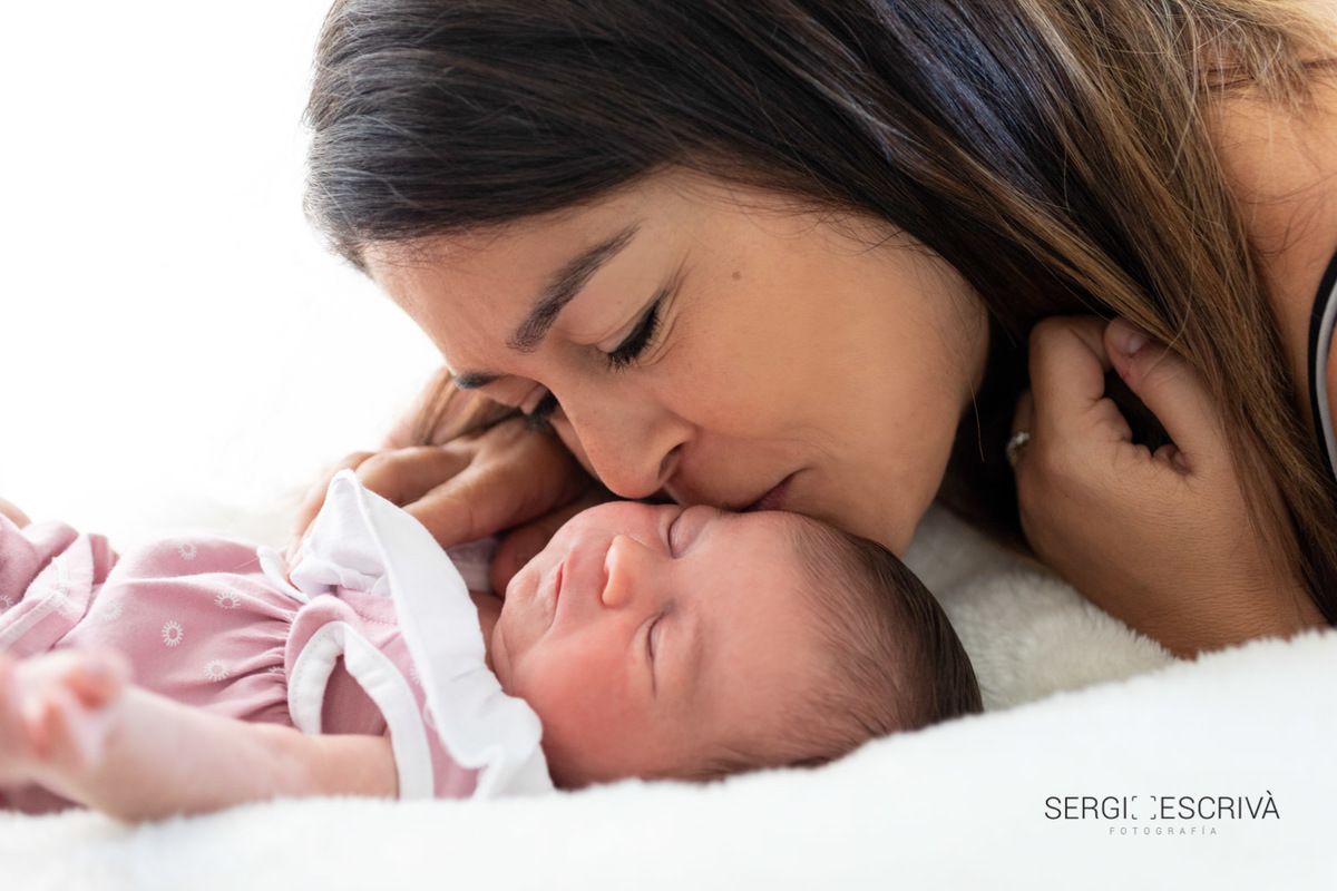 Un beso de la madre a su bebé