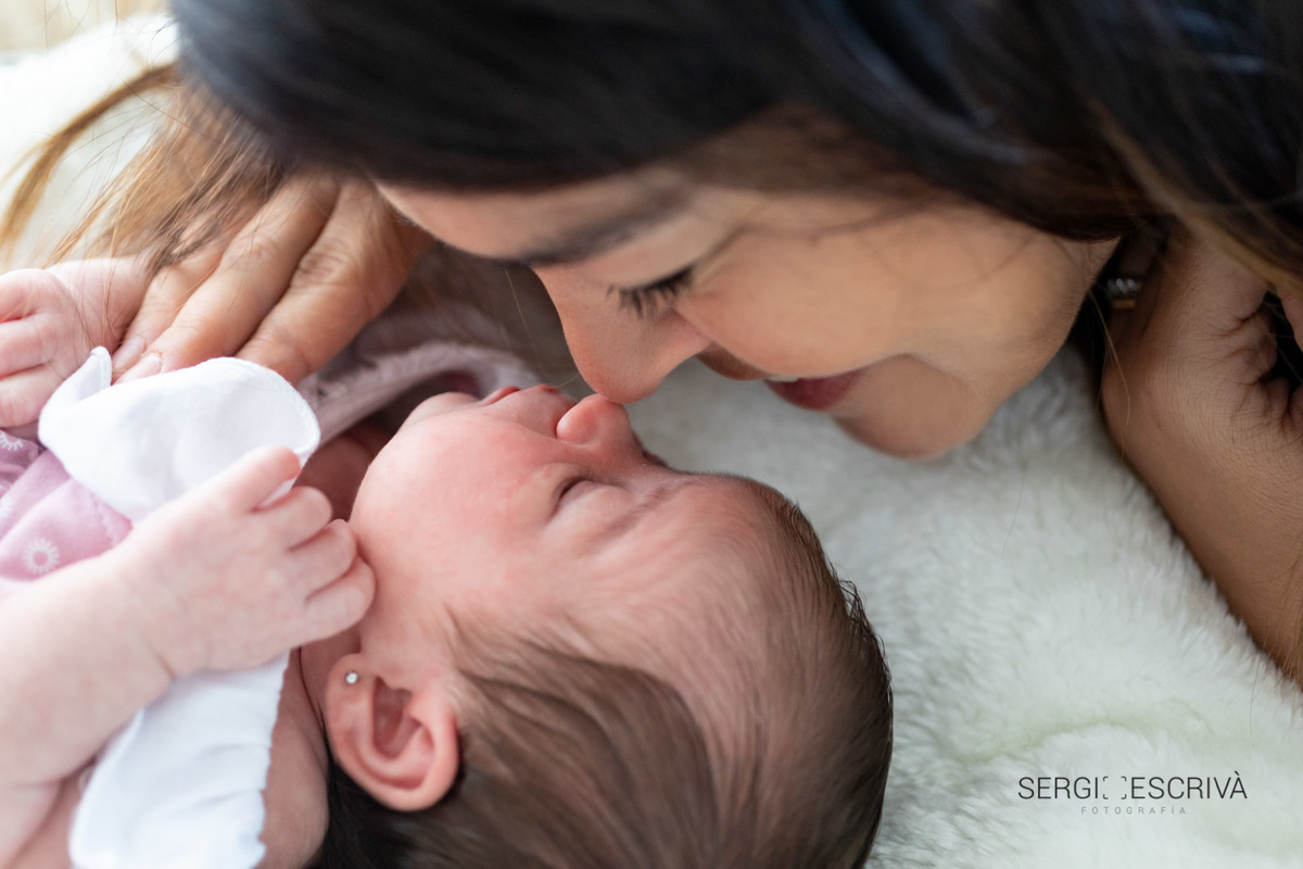 Cariños de madre y su bebé