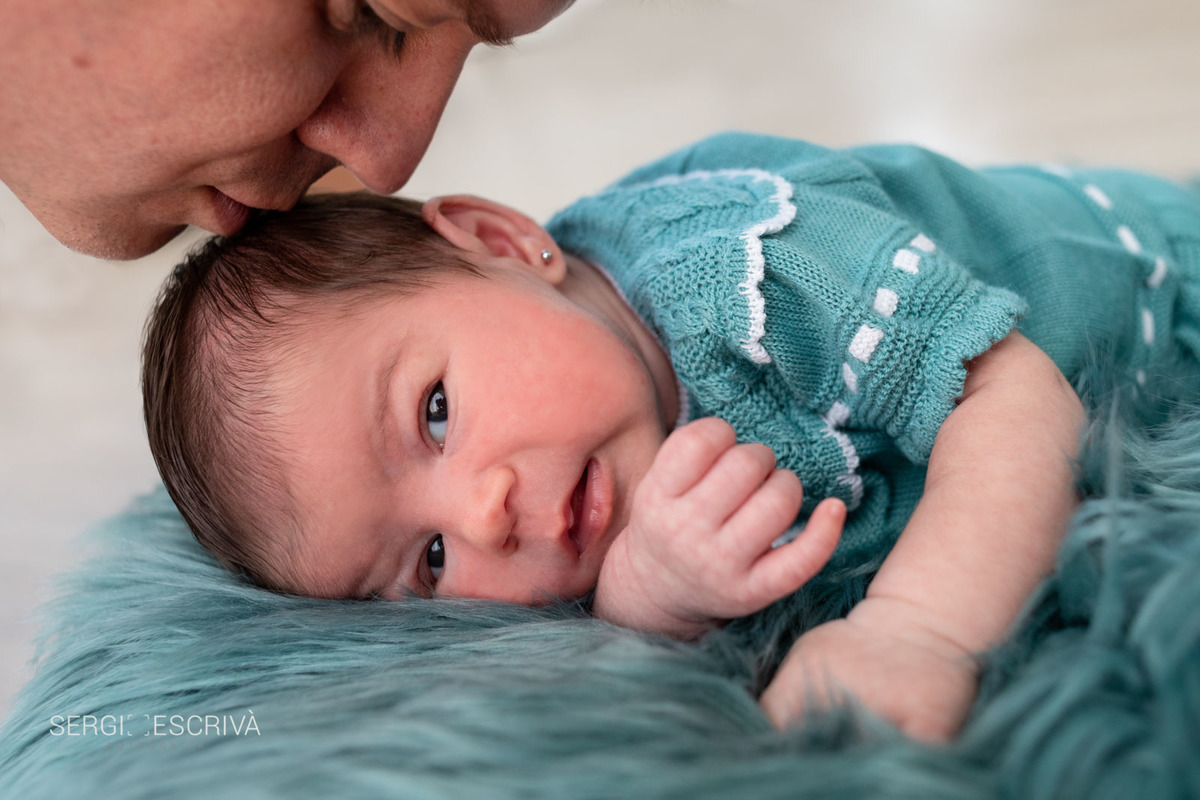 Beso del padré a la recién Nacida
