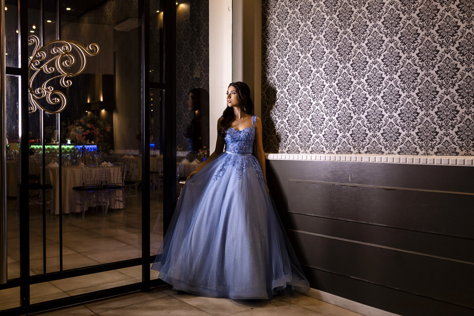 Eternizando a magia dos 15 anos da debutante Luísa na icônica Casa Bertolazzi, Vila Romana. Como fotógrafo especialista em festas de 15 anos em SP, meu objetivo é capturar a emoção e a beleza de cada momento único