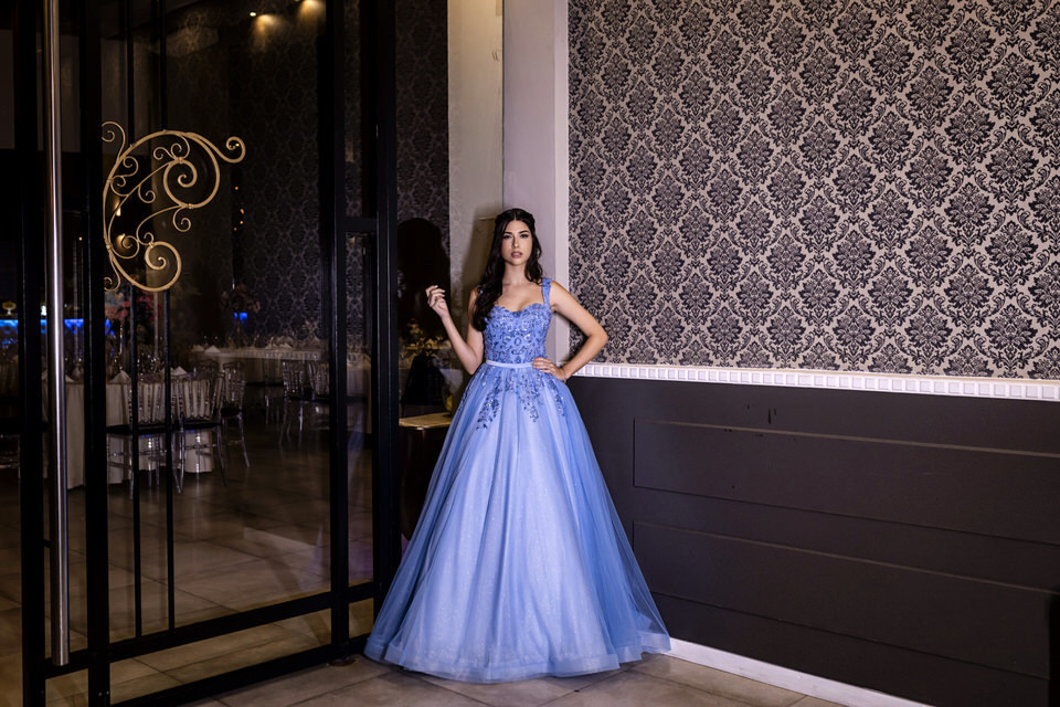 Eternizando a magia dos 15 anos da debutante Luísa na icônica Casa Bertolazzi, Vila Romana. Como fotógrafo especialista em festas de 15 anos em SP, meu objetivo é capturar a emoção e a beleza de cada momento único