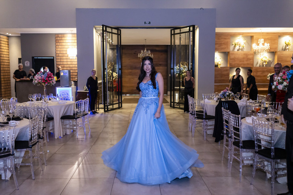 Eternizando a magia dos 15 anos da debutante Luísa na icônica Casa Bertolazzi, Vila Romana. Como fotógrafo especialista em festas de 15 anos em SP, meu objetivo é capturar a emoção e a beleza de cada momento único