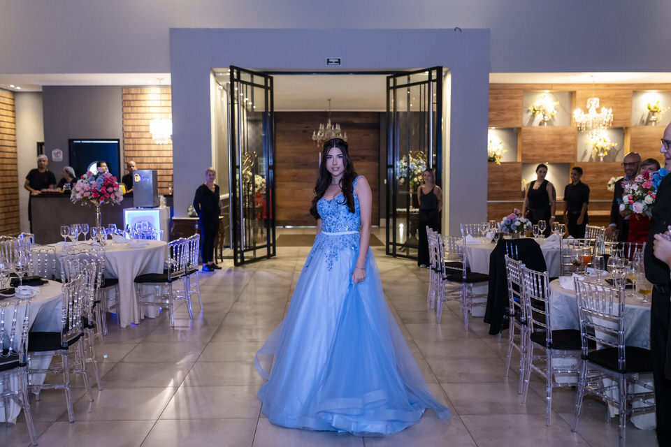 Eternizando a magia dos 15 anos da debutante Luísa na icônica Casa Bertolazzi, Vila Romana. Como fotógrafo especialista em festas de 15 anos em SP, meu objetivo é capturar a emoção e a beleza de cada momento único