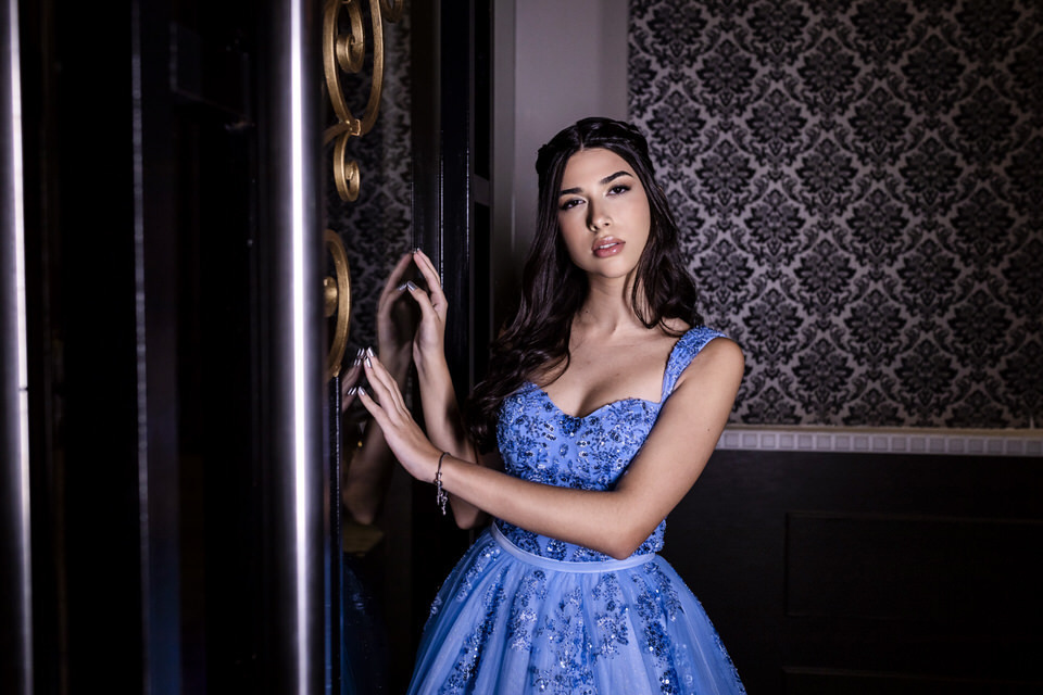 Eternizando a magia dos 15 anos da debutante Luísa na icônica Casa Bertolazzi, Vila Romana. Como fotógrafo especialista em festas de 15 anos em SP, meu objetivo é capturar a emoção e a beleza de cada momento único