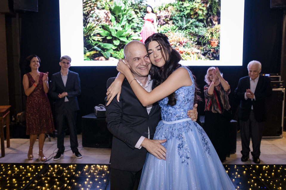 Eternizando a magia dos 15 anos da debutante Luísa na icônica Casa Bertolazzi, Vila Romana. Como fotógrafo especialista em festas de 15 anos em SP, meu objetivo é capturar a emoção e a beleza de cada momento único