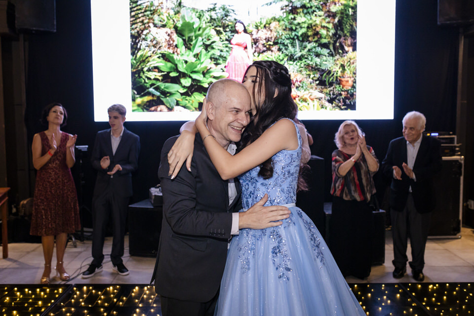 Eternizando a magia dos 15 anos da debutante Luísa na icônica Casa Bertolazzi, Vila Romana. Como fotógrafo especialista em festas de 15 anos em SP, meu objetivo é capturar a emoção e a beleza de cada momento único