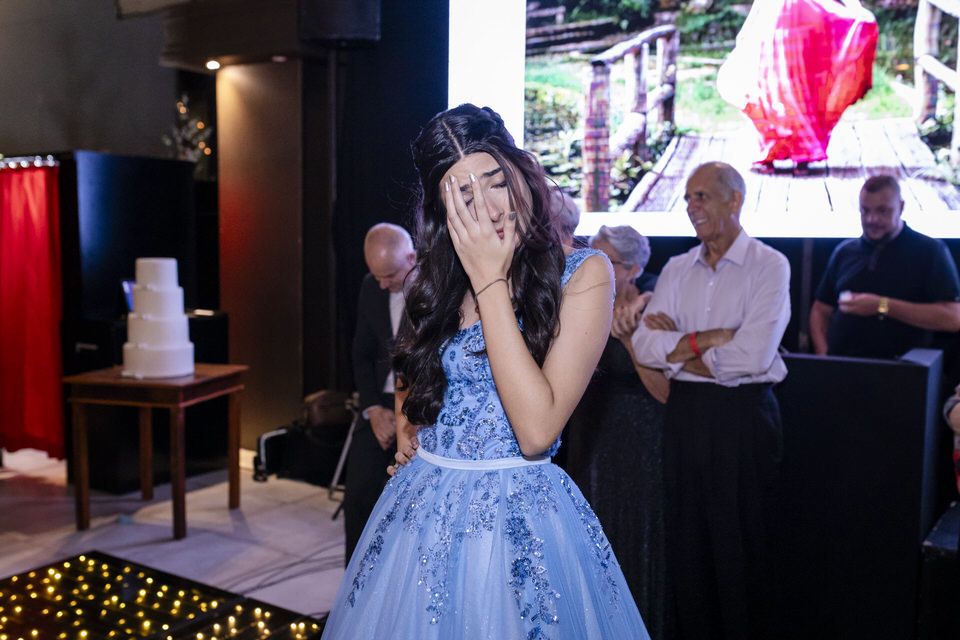 Eternizando a magia dos 15 anos da debutante Luísa na icônica Casa Bertolazzi, Vila Romana. Como fotógrafo especialista em festas de 15 anos em SP, meu objetivo é capturar a emoção e a beleza de cada momento único